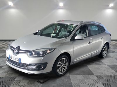 la photo d'une voiture argentée sur un sol en damier