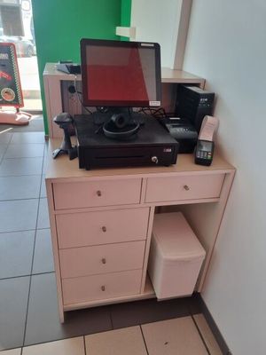 un bureau équipé d'un ordinateur et d'une imprimante