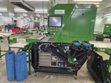 une machine qui se trouve au milieu d'une usine
