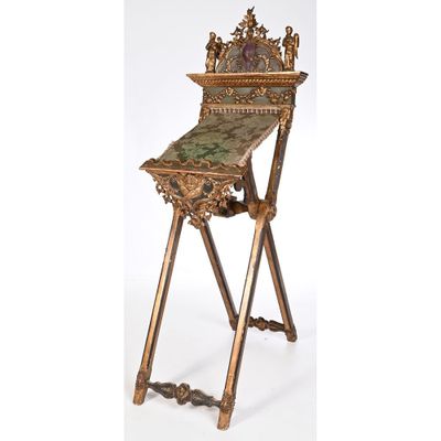 une chaise posée sur un support sur lequel se trouve une table