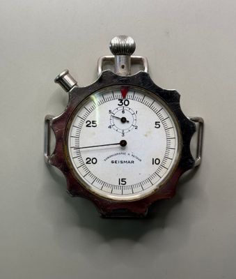 un gros plan d'un chronomètre posé sur une surface blanche