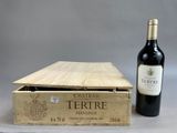 une bouteille de vin à côté d'un carton de vin