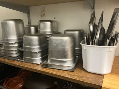 Ensemble d'environ 15 saladettes, 5 couvercles et bacs alime…