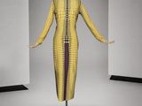une photo d'un mannequin portant une robe jaune et violette