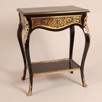 une table noire et dorée avec une étagère en dessous
