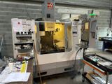 une machine qui se trouve dans une pièce avec de nombreux outils