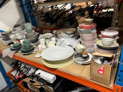 M54: important lot de tasses, theières, petites assiettes et…