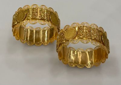paire de bracelets en or avec des motifs en filigrane