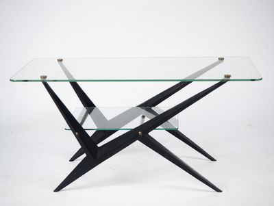 une table basse en verre avec des pieds noirs et un plateau en verre