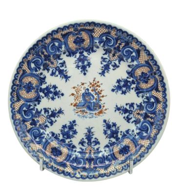 une assiette bleue et blanche ornée d'un motif floral
