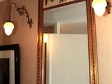 un miroir accroché au mur au-dessus d'un lavabo et un miroir accroché au mur