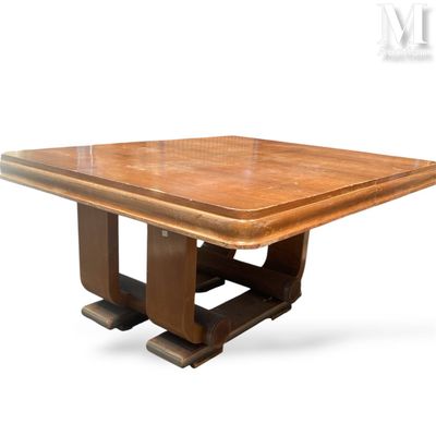 image d'une table en bois avec un plateau en verre sur fond blanc
