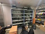 une pièce dans laquelle se trouvent de nombreuses étagères et une chaise