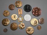 un lot de pièces de monnaie posées sur une table