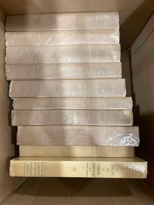 une boîte remplie de livres empilés les uns sur les autres
