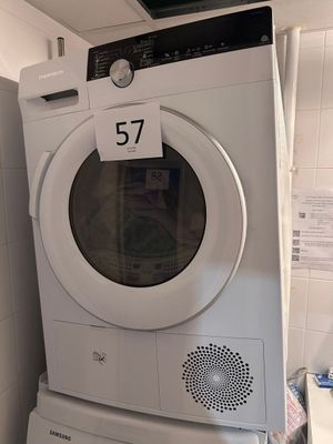 un lave-linge et un sèche-linge blancs dans une petite pièce