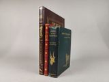 deux livres posés l'un à côté de l'autre sur une table