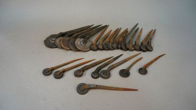 a lot of nails that are laying on a table