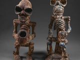une paire de figurines représentant un homme et une femme sous forme de squelettes