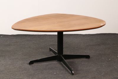 une image représentant une petite table en bois avec un piètement noir