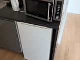 un micro-ondes et un mini-réfrigérateur dans une petite cuisine