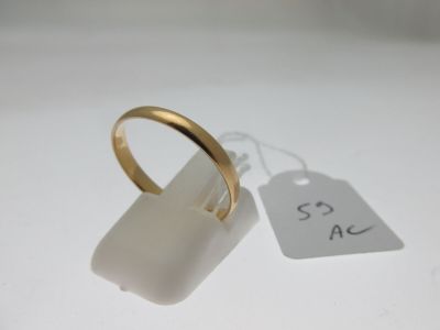 une bague en or avec une étiquette de prix