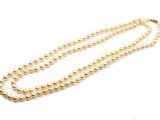 gros plan d'un collier de perles sur fond blanc