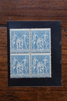 un gros plan sur quatre timbres posés sur une surface en bois