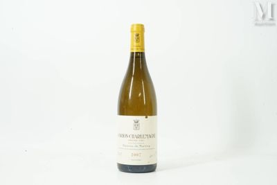 une bouteille de vin posée sur une table
