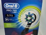 La boîte de la brosse à dents est ouverte et prête à l'emploi.