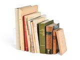 plusieurs livres sont empilés sur une surface blanche