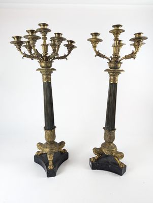 paire de candélabres anciens en laiton avec des socles en marbre noir