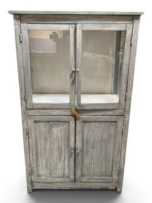 Vitrine en bois naturel cérusé ouvrant par deux vantaux en p…