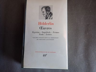La couverture du livre représente un homme en costume.