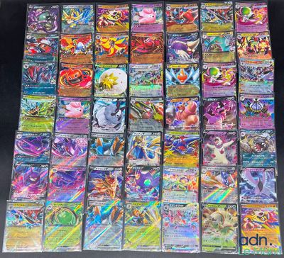 une pile de cartes pokemon posée sur une table