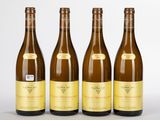 trois bouteilles de vin posées l'une à côté de l'autre sur une table