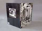 une photo en noir et blanc d'un livre sur lequel figure une illustration