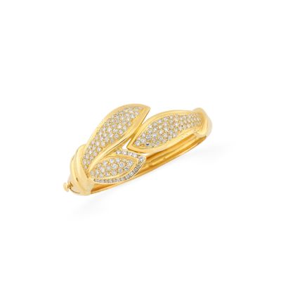 une bague en or jaune sertie de diamants blancs sur fond blanc