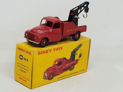 un camion-jouet rouge surmonté d'une grue