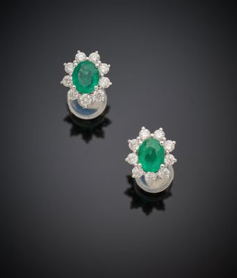 une paire de boucles d'oreilles en émeraude et diamant
