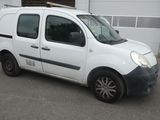 une camionnette blanche garée devant un garage