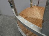 un gros plan d'une chaise avec une assise en bois