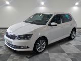 la voiture blanche est garée sur un sol en damier dans le garage