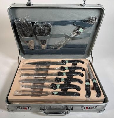 une valise contenant tout un tas de couteaux