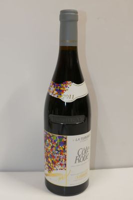 une bouteille de vin posée sur une table