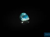 un diamant bleu sur fond noir