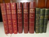 plusieurs vieux livres sont alignés sur une table
