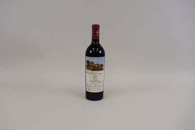 une bouteille de vin posée sur une table