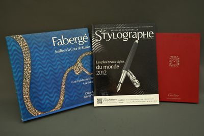 trois livres sont posés sur une table les uns à côté des autres