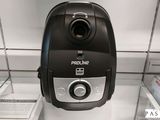 un aspirateur noir et argent exposé dans un magasin